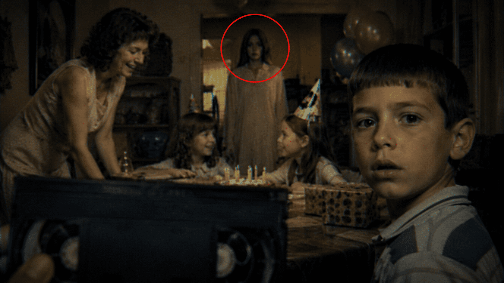LA MUJER QUE APARECÍA EN LOS VIDEOS FAMILIARES SIN HABER EXISTIDO NUNCA